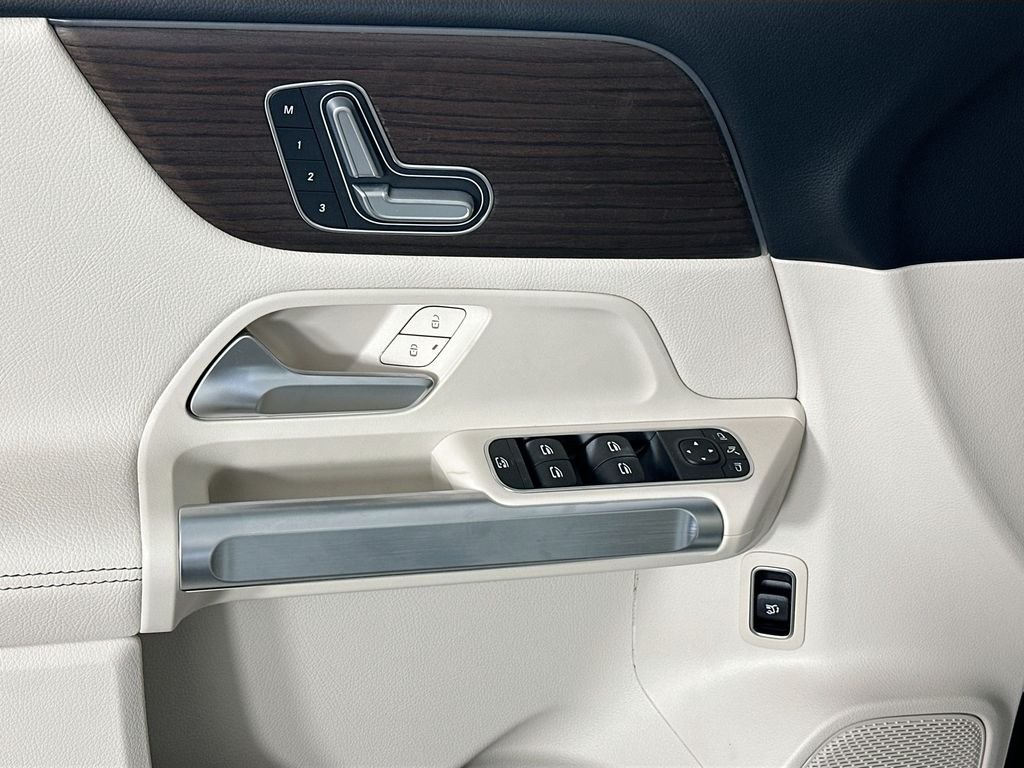 New 2026 Polar White Mercedes-Benz GLB 250 image 17