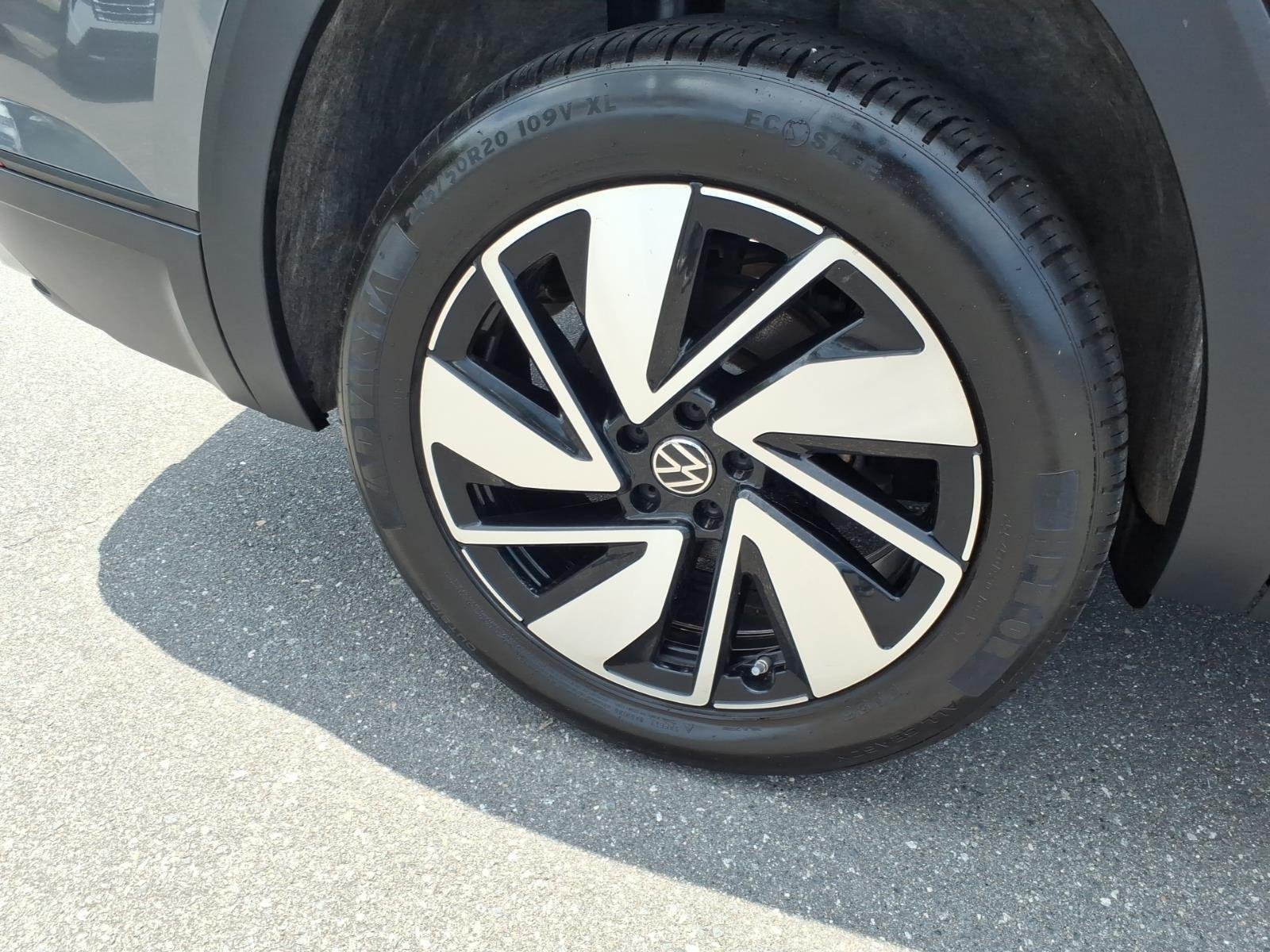 Used 2025 GRAY VOLKSWAGEN SE image 10