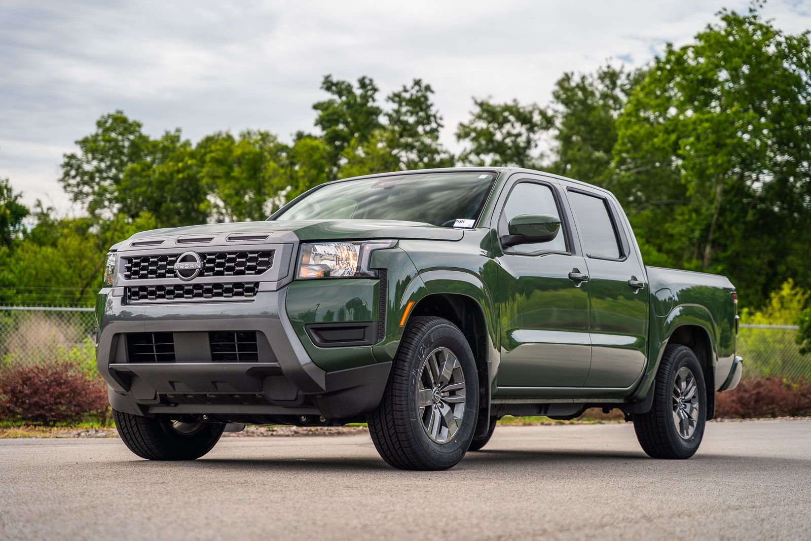 Used 2025 Green Nissan SV image 3