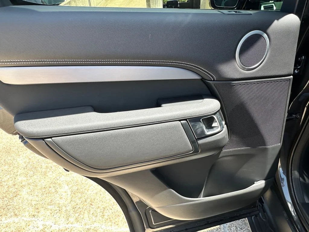 Used 2025  Land Rover Dynamic SE image 31
