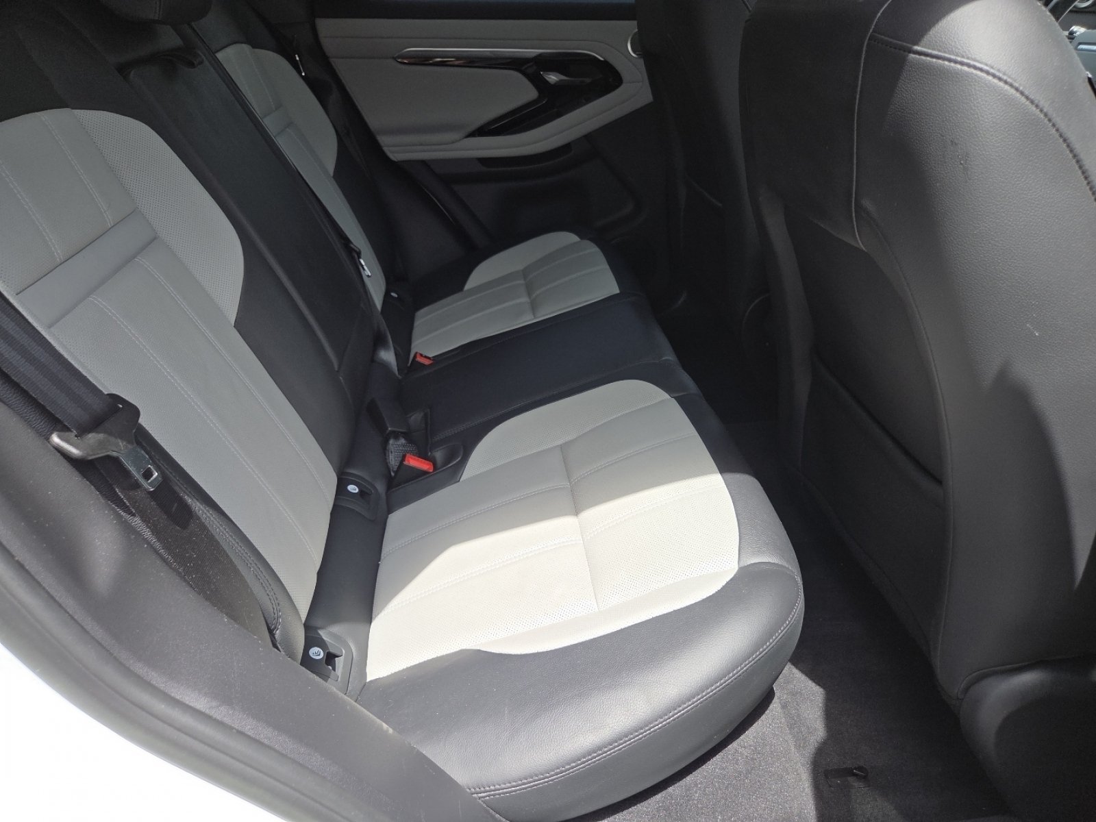 Used 2023 Fuji White Land Rover Dynamic image 27