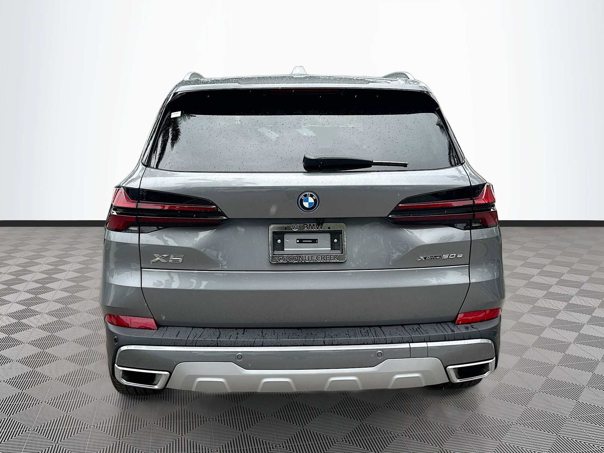 New 2026 Skyscraper Grey Metallic BMW xDrive50e image 5