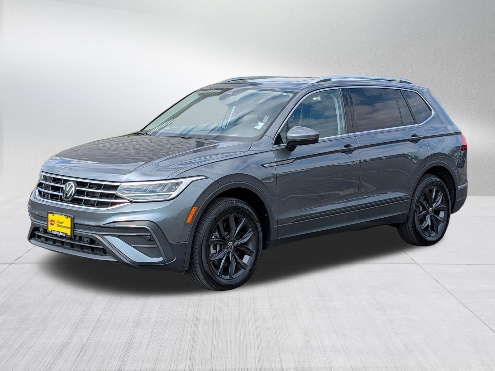 Used 2024 Platinum Gray Metallic Volkswagen SE image 3