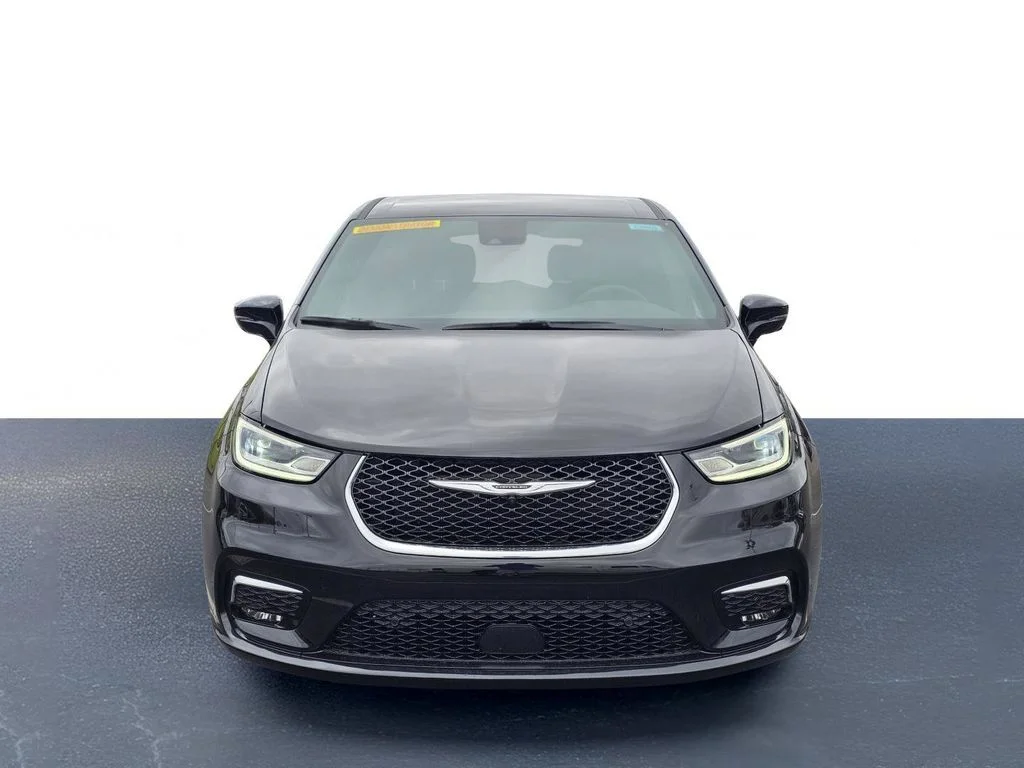 New 2026 Diamond Black Crystal Pearl-Coat Exterior Paint Chrysler Select image 2