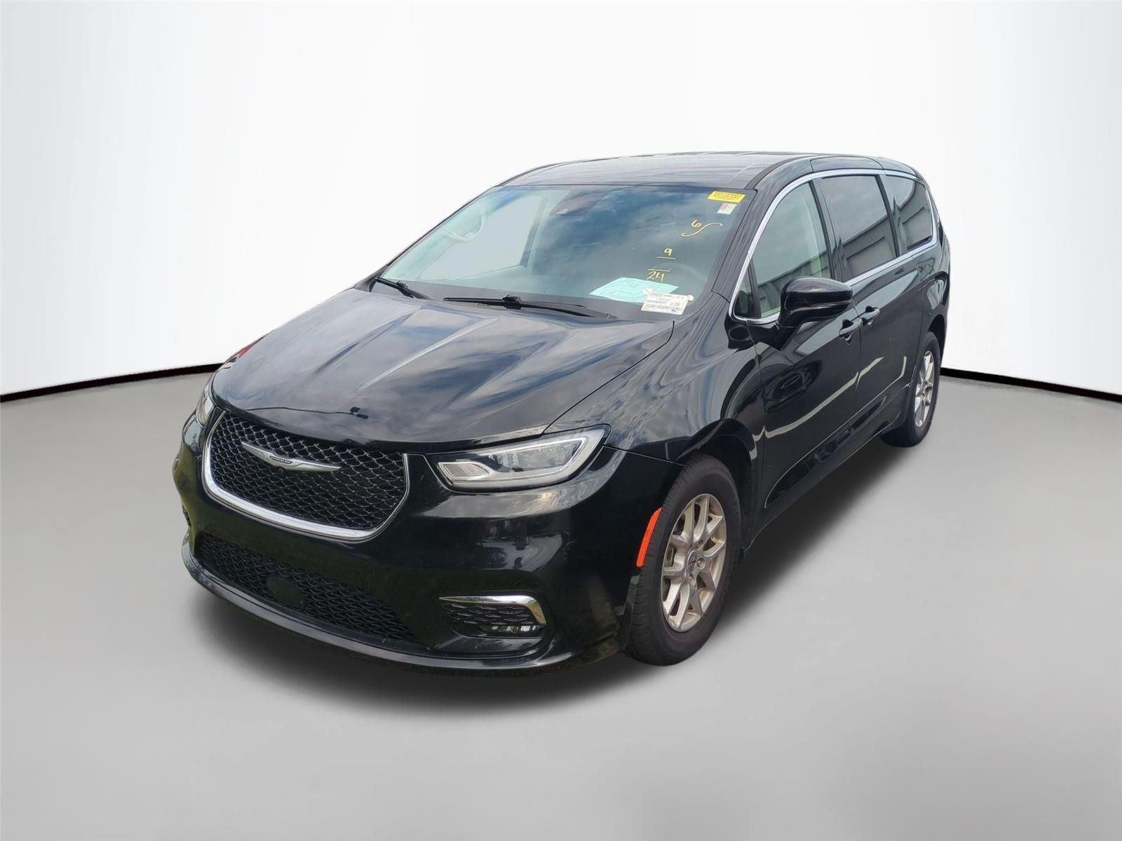2024 Chrysler Pacifica Touring L's photo