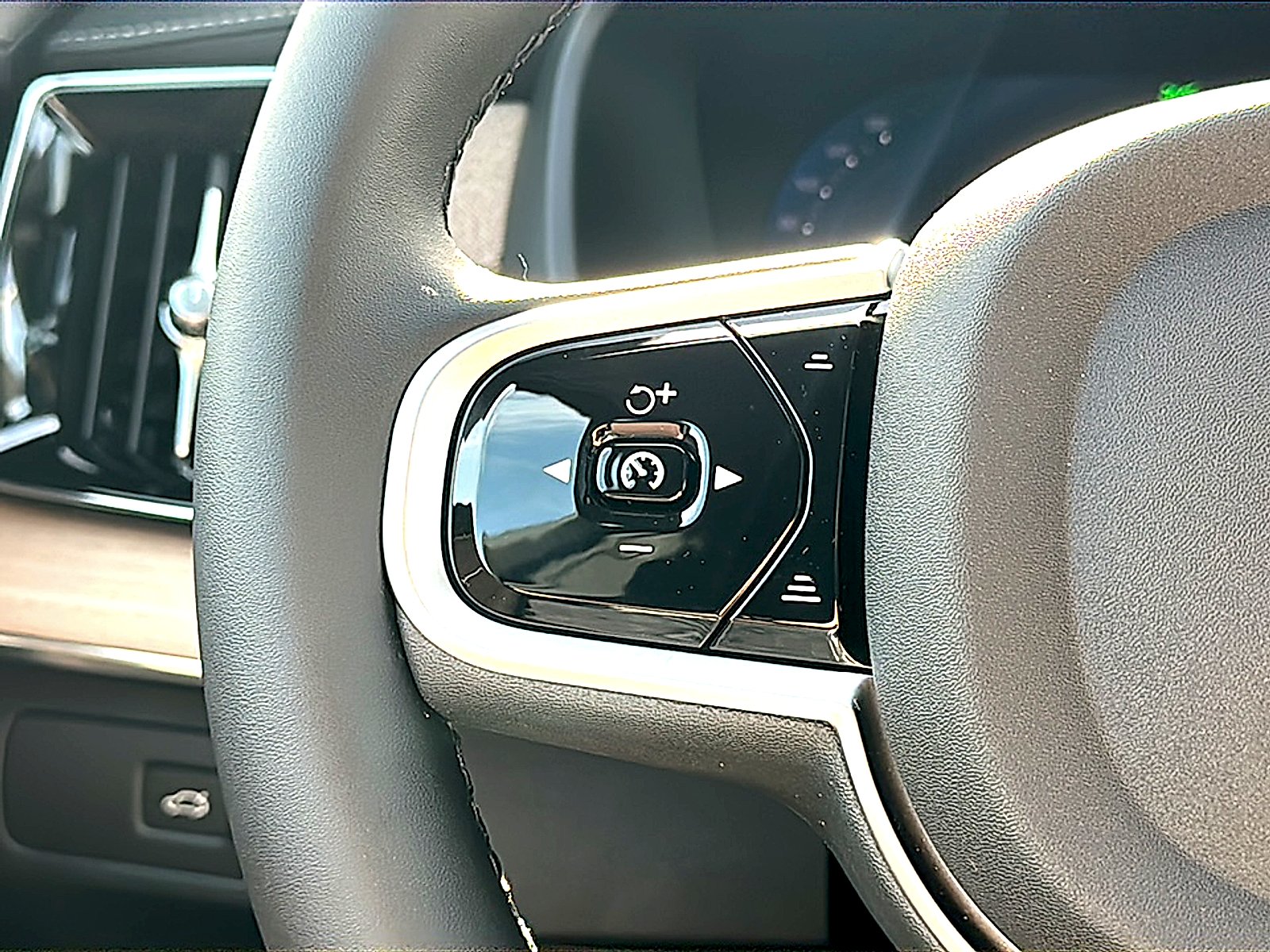 New 2026 Crystal White Volvo Plus image 21