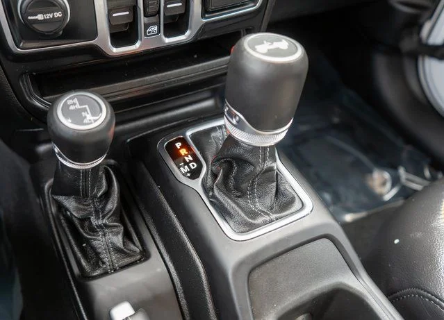 Used 2025 White/off-white Jeep Sahara image 27