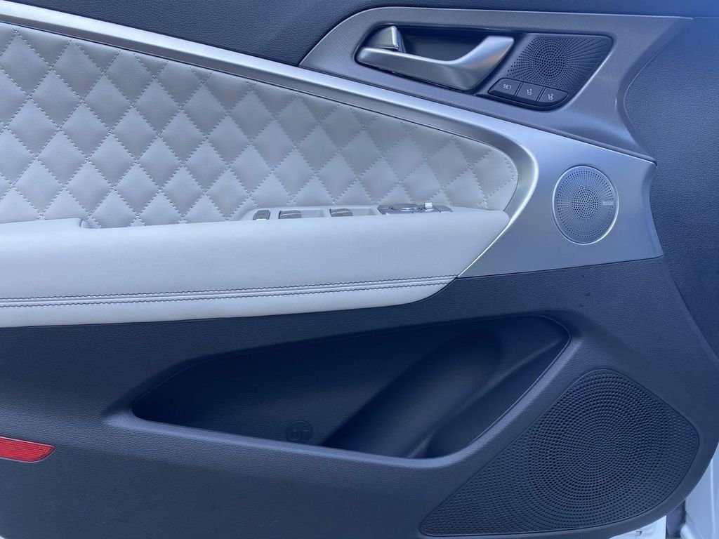 New 2025 White Genesis 3.3T SPORT PRESTIGE image 11