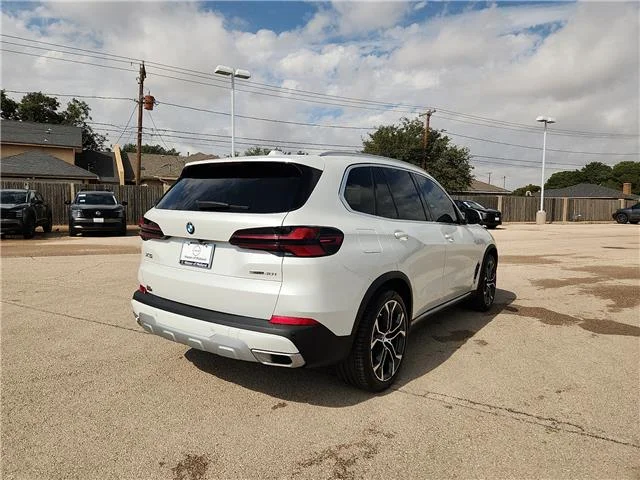 Used 2025 Alpine White BMW sDrive40i 4x2 Sports Activity Vehicle image 3