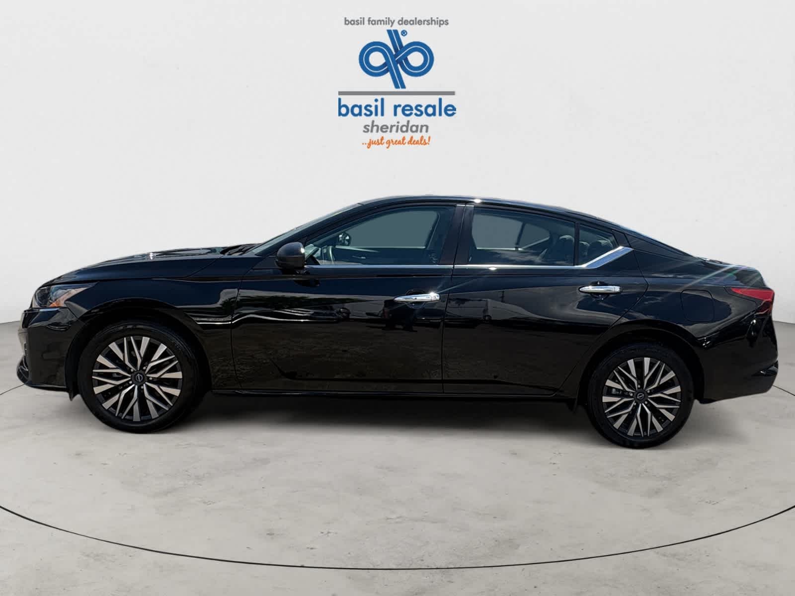 Used 2025 Super Black Nissan SV image 3