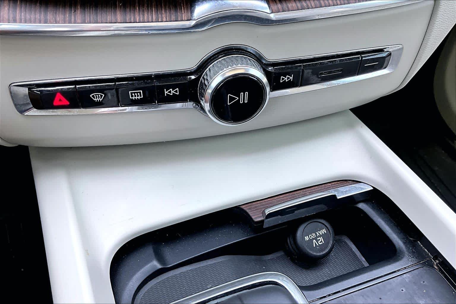 Used 2022  Volvo Momentum image 34