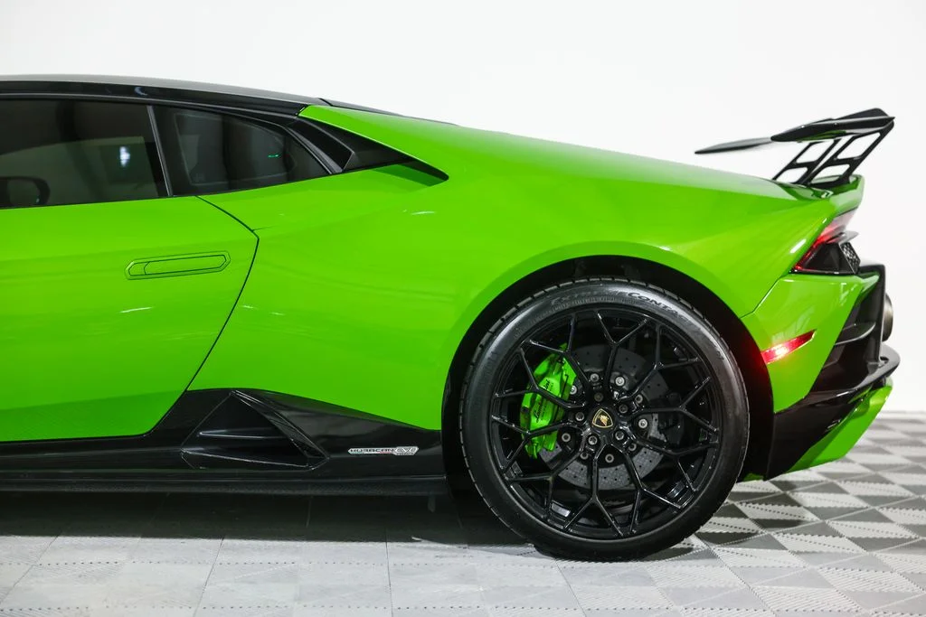 Used 2021 Green Lamborghini Base image 16