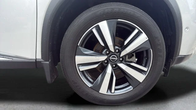 Used 2023 Brilliant Silver Metallic Nissan Platinum image 25