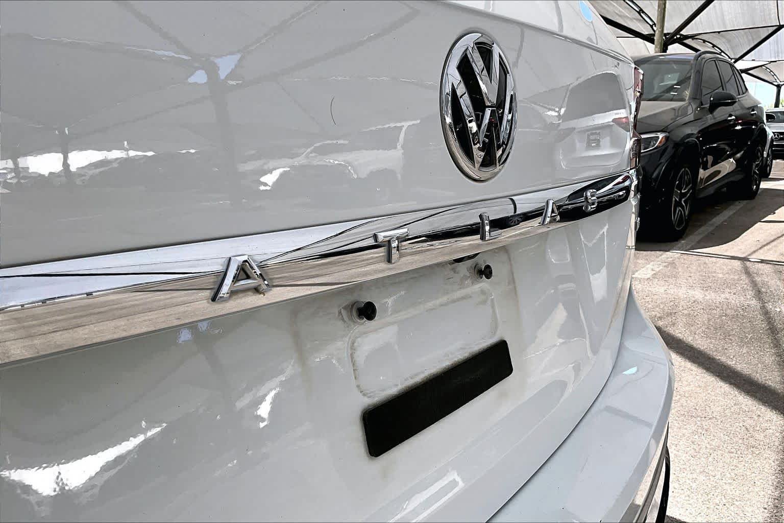 Used 2020 Pure White Volkswagen 3.6L V6 SE w/Technology R-Line image 10