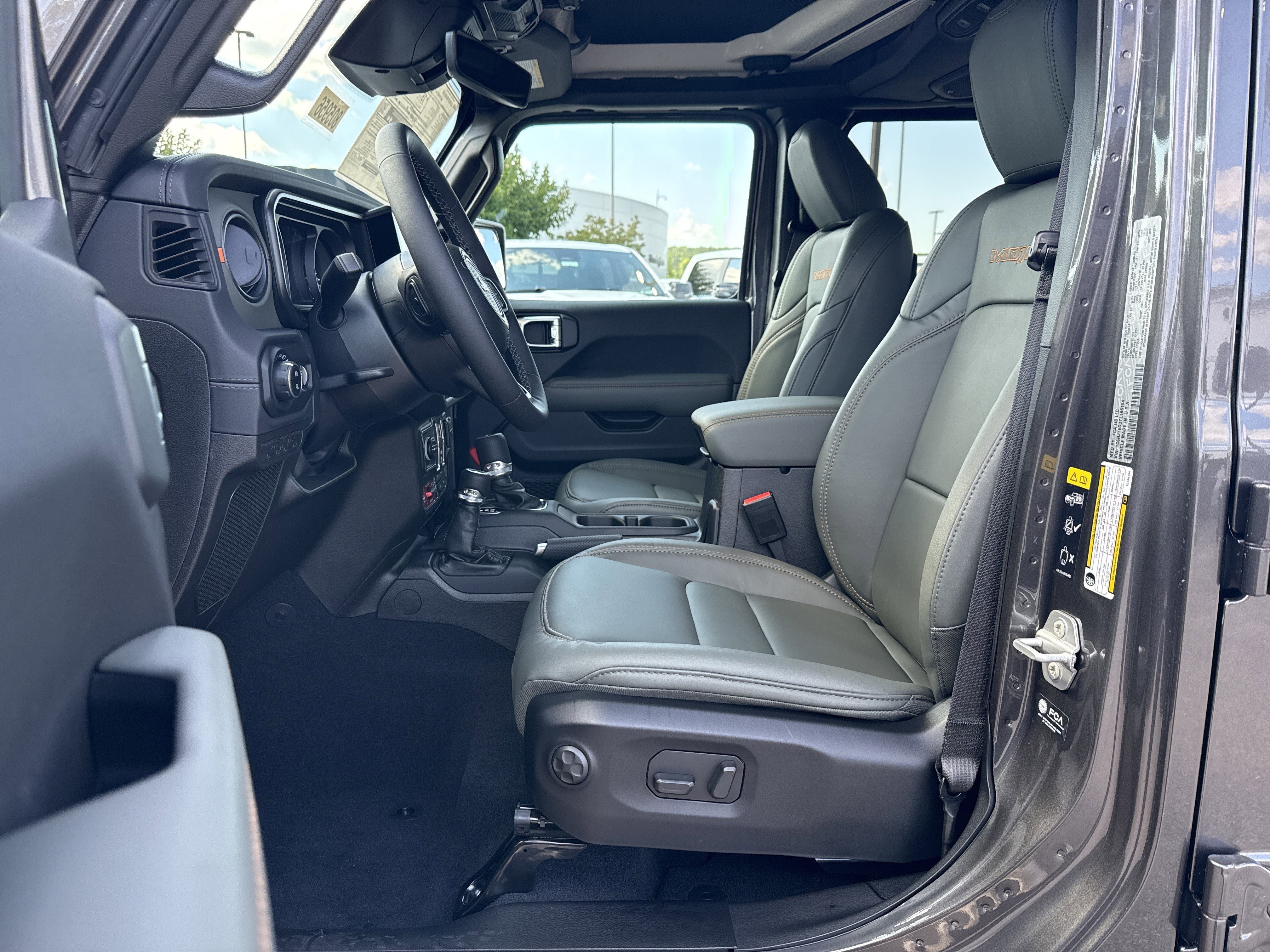New 2026 Granite Crystal Metallic Clear-Coat Exterior Paint Jeep Mojave X image 9
