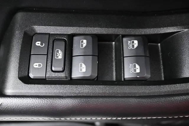 Used 2021 Velvet Red Pearlc Jeep Altitude image 12