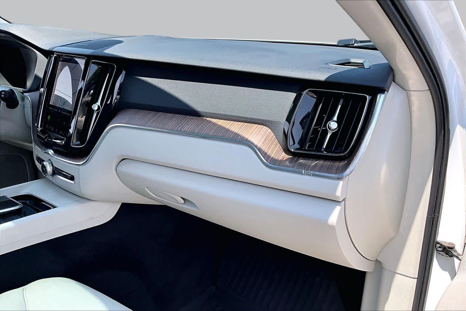 Used 2022  Volvo Momentum image 19