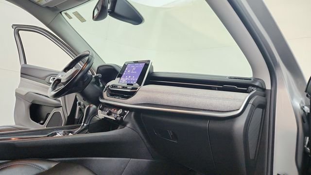 Used 2022 Silver Jeep Latitude image 20