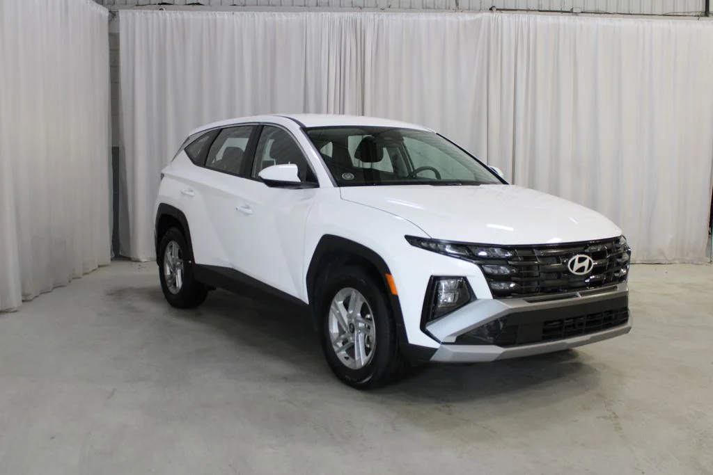 Used 2025 White Hyundai SE image 23