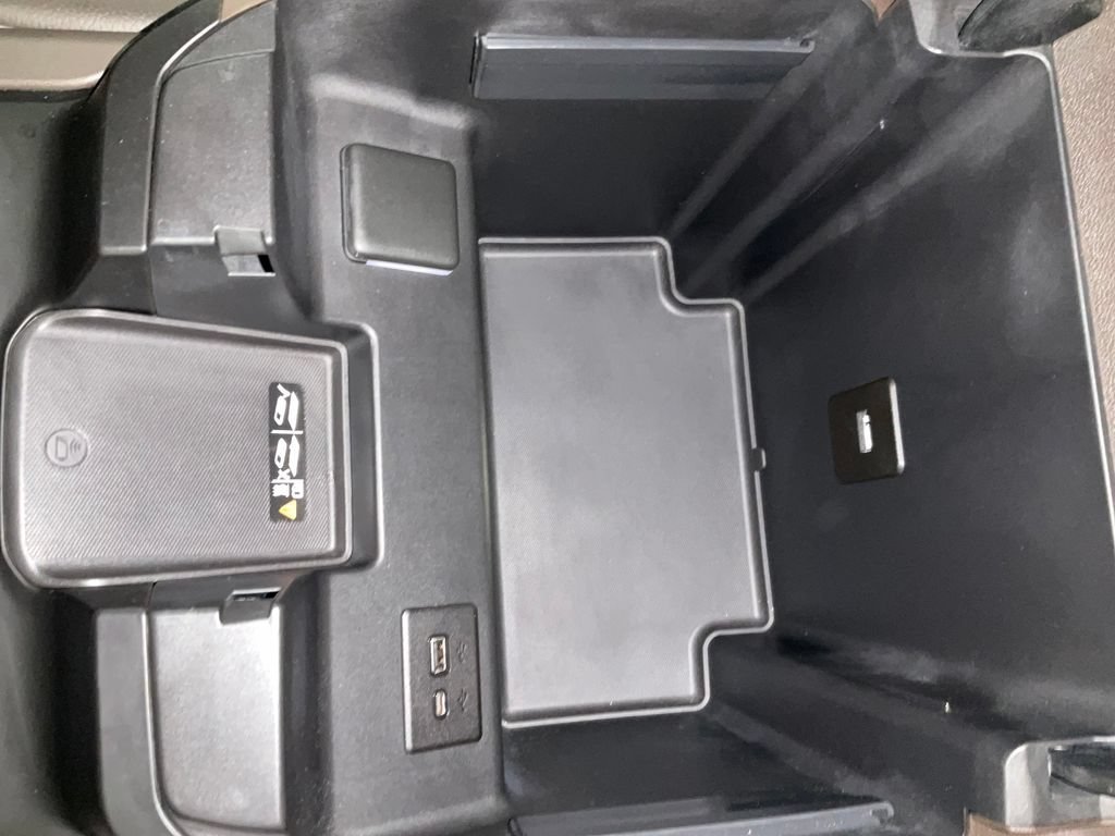 Used 2022 White Frost Tricoat GMC Denali image 23