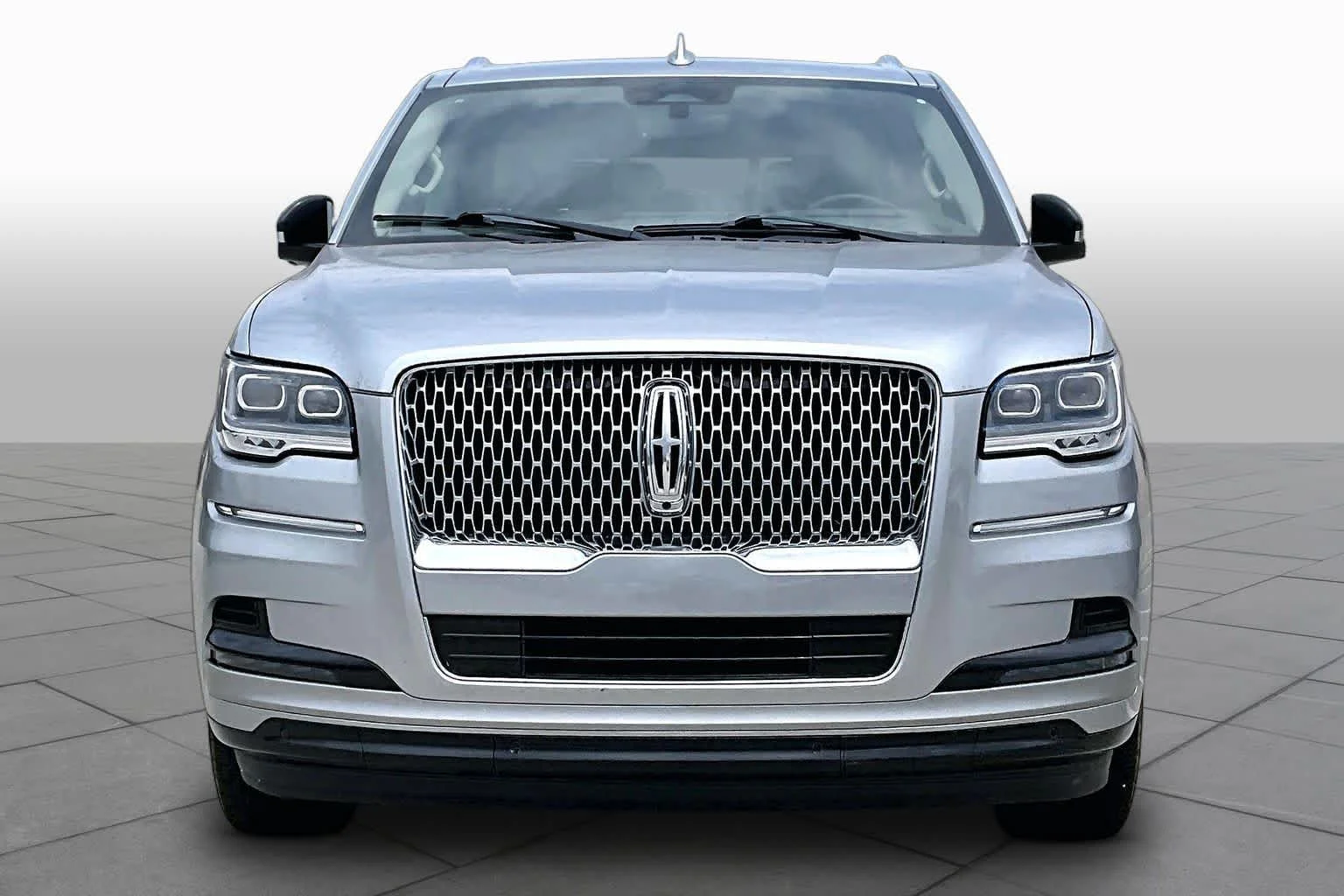 Used 2023 Silver Radiance Lincoln Reserve image 4