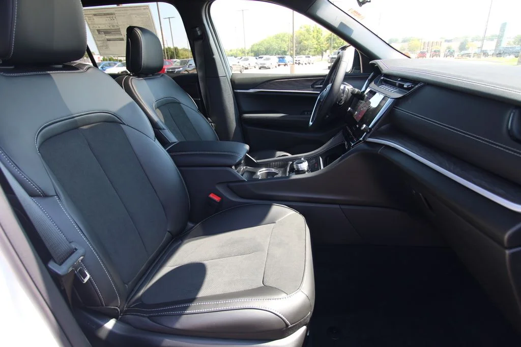 New 2027 Bright White Clear-Coat Paint Jeep Laredo Altitude image 8
