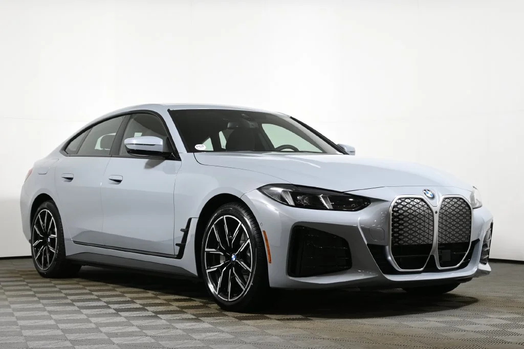 Used 2026 Gray BMW xDrive40 image 9