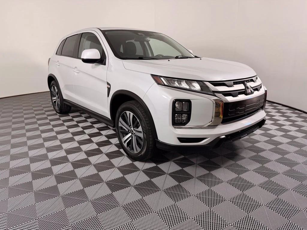 Used 2024  Mitsubishi 2.0 ES image 5