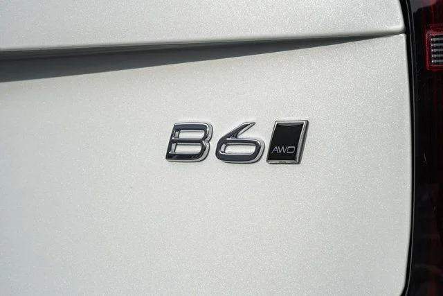 New 2026 Crystal White Volvo B6 Ultra image 8