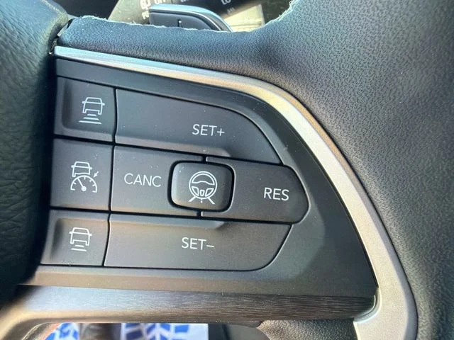 New 2026 Diamond Black Crystal Pearlcoat Jeep Altitude image 21
