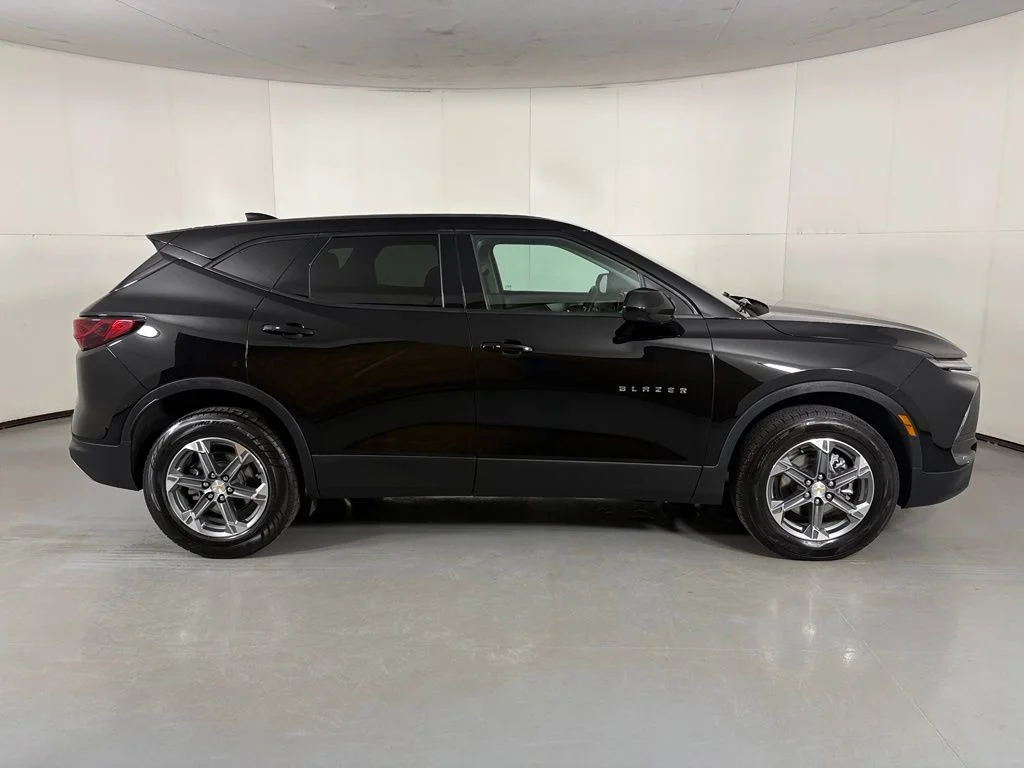 Used 2025 Black Chevrolet LT image 9