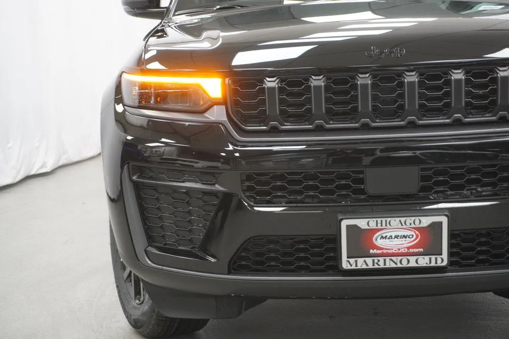 New 2026 Diamond Black Crystal Pearl-Coat Exterior Paint Jeep Altitude image 6