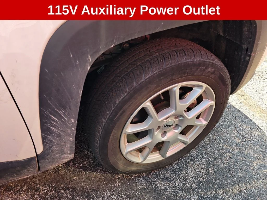 Used 2022 White Jeep Latitude image 10