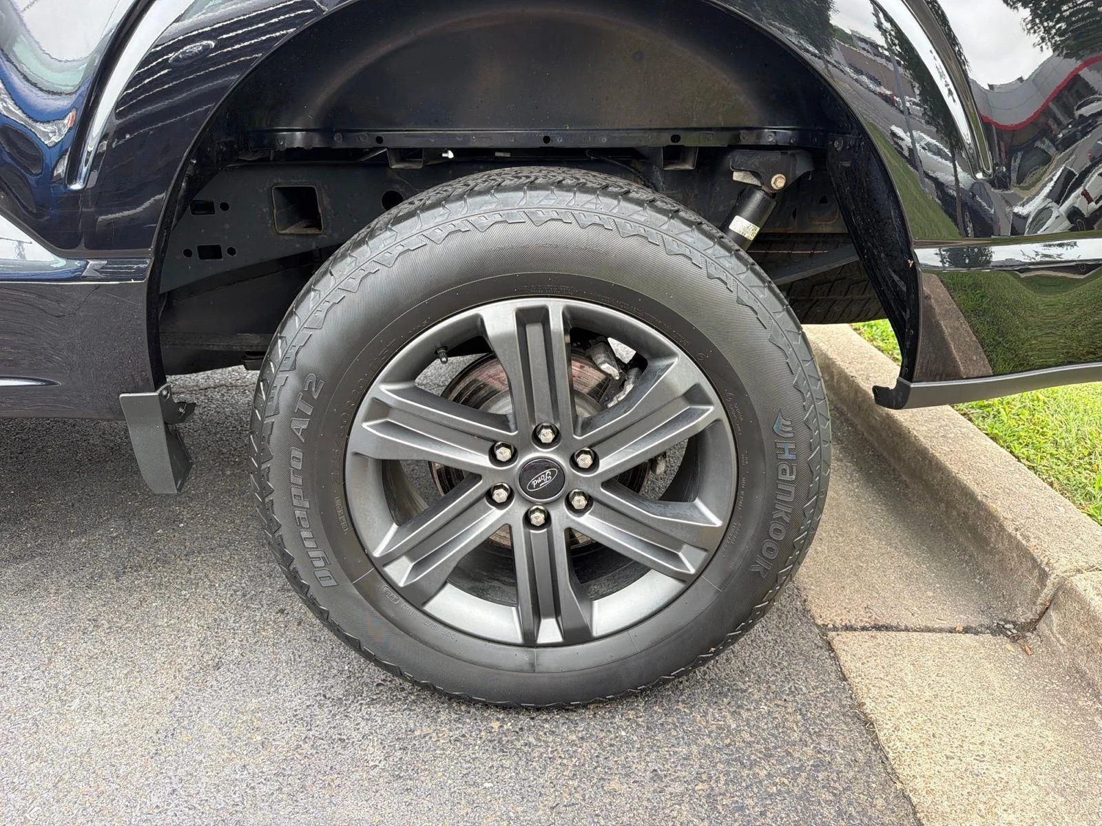 Used 2023 Agate Black Metallic Ford LARIAT image 25