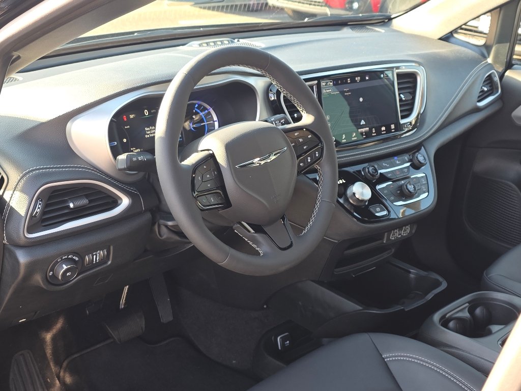Used 2024 Black Chrysler Select image 27
