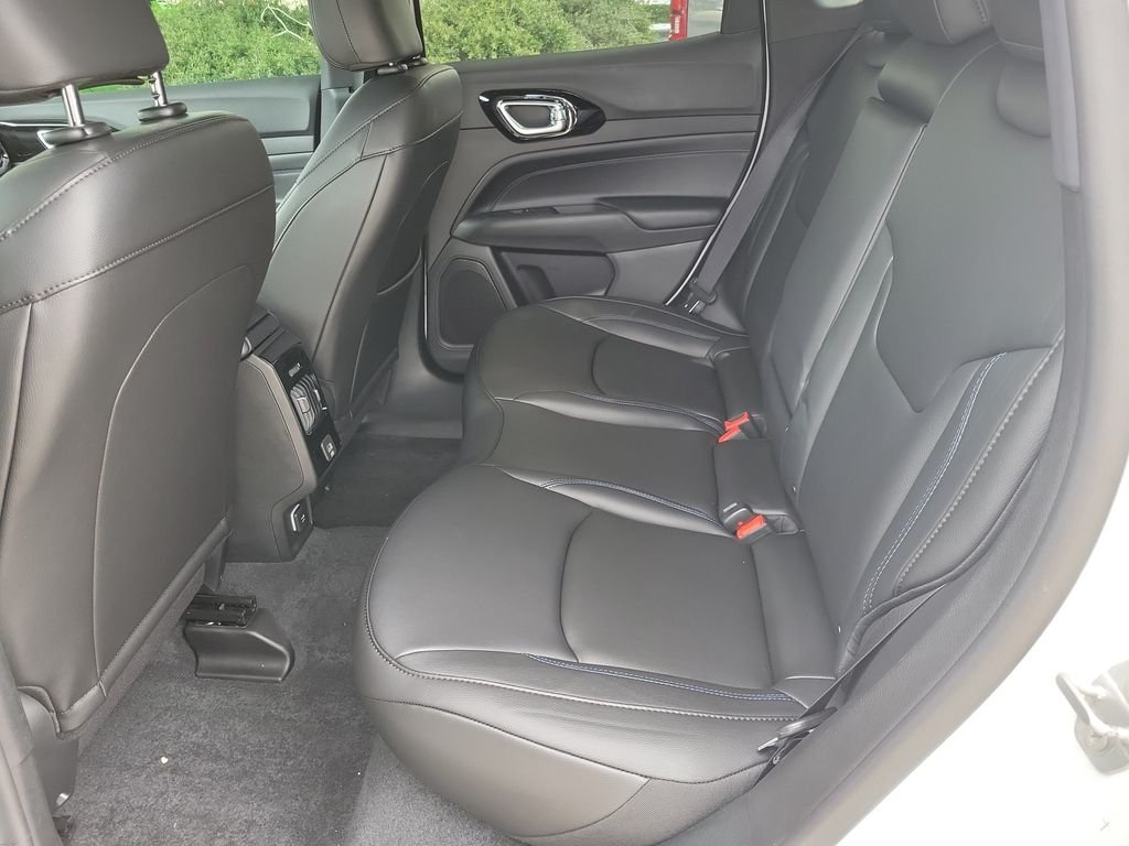 New 2026 Bright White Clearcoat Jeep Latitude image 9