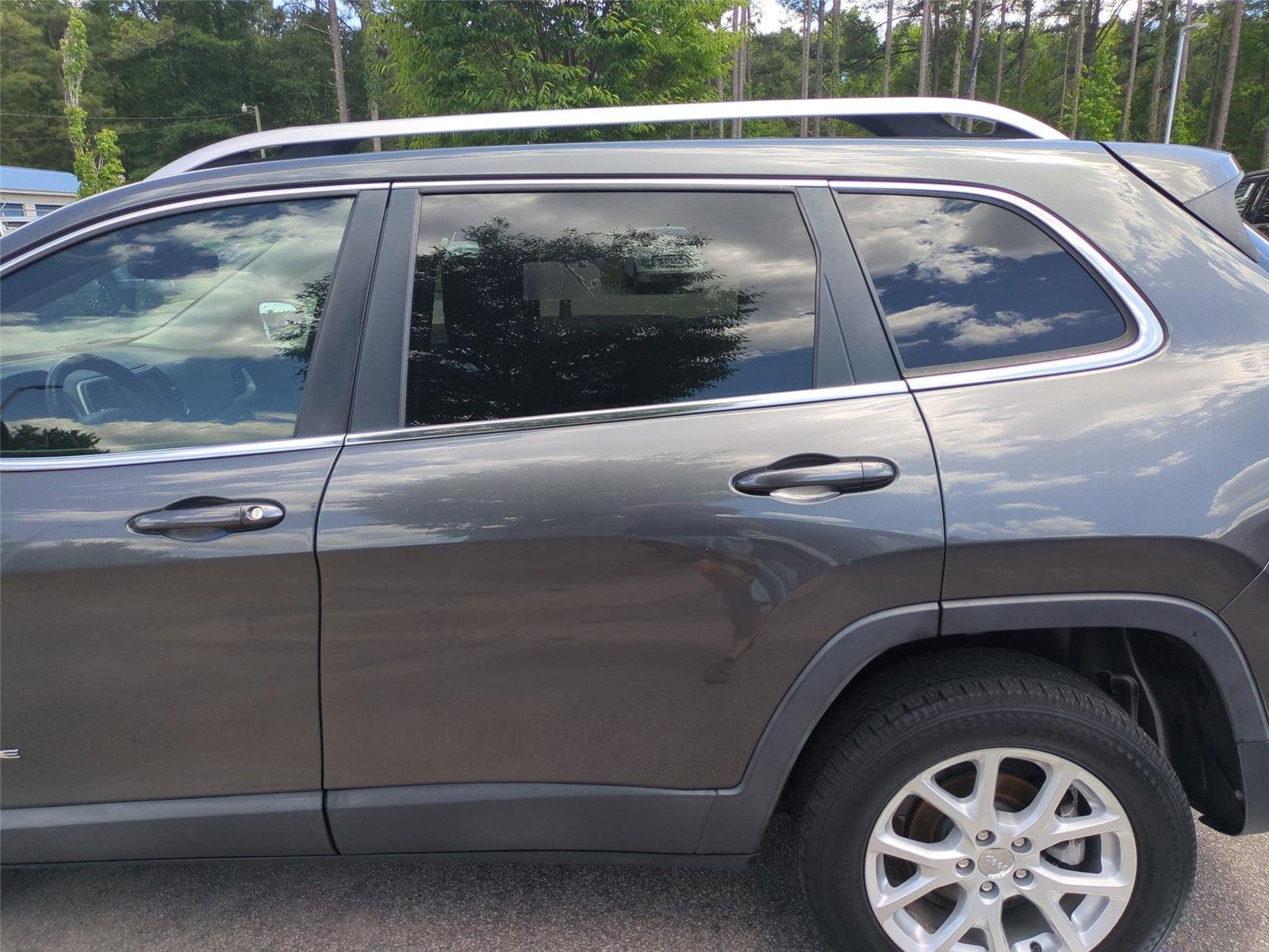 Used 2016 Granite Crystal Metallic Clearcoat Jeep Latitude image 29