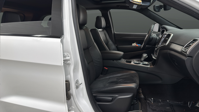 Used 2018 Bright White Clearcoat Jeep Altitude image 25