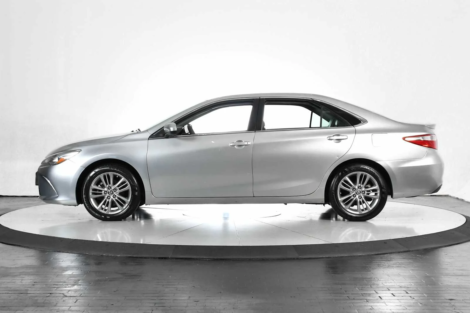 Used 2015 Toyota Camry SE with VIN 4T1BF1FK8FU011654 for sale in Plano, TX