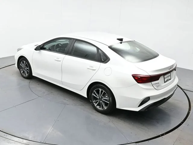 Used 2022 Snow White Pearl Kia LXS image 32