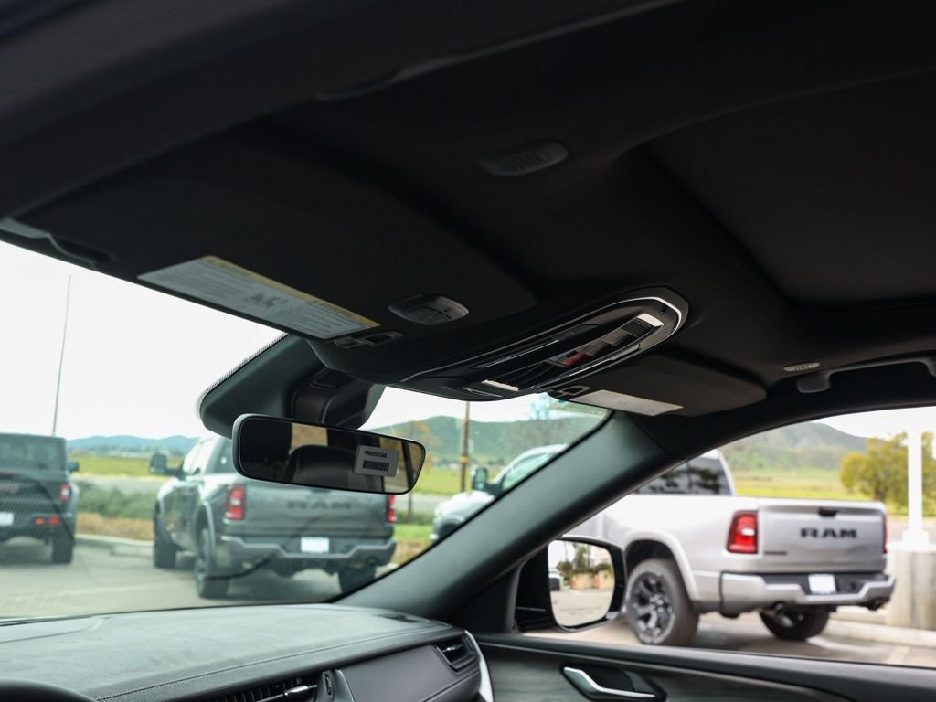 New 2026 Diamond Black Crystal Pearl-Coat Exterior Paint Jeep Limited image 12