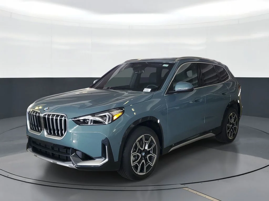 New 2026 Cape York Green Metallic BMW xDrive28i image 1