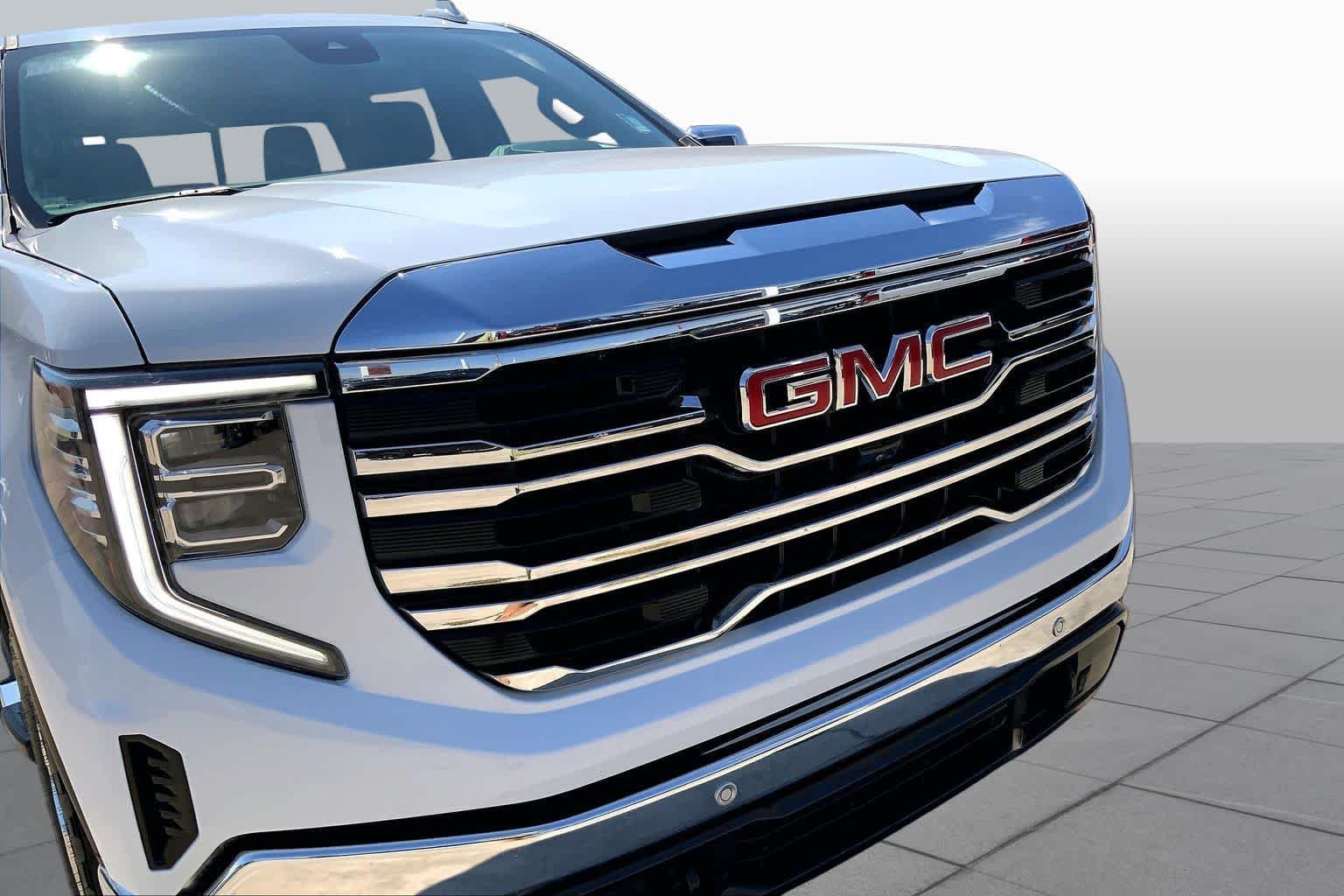 Used 2025 Summit White GMC SLT image 29