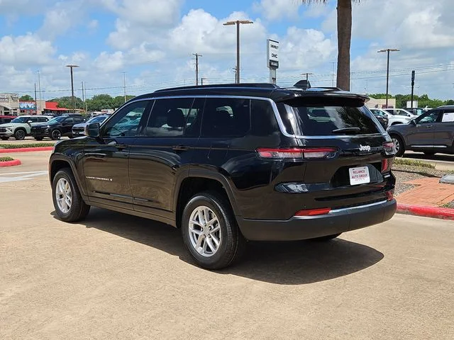 New 2026 Diamond Black Crystal Pearl-Coat Exterior Paint Jeep Laredo image 5