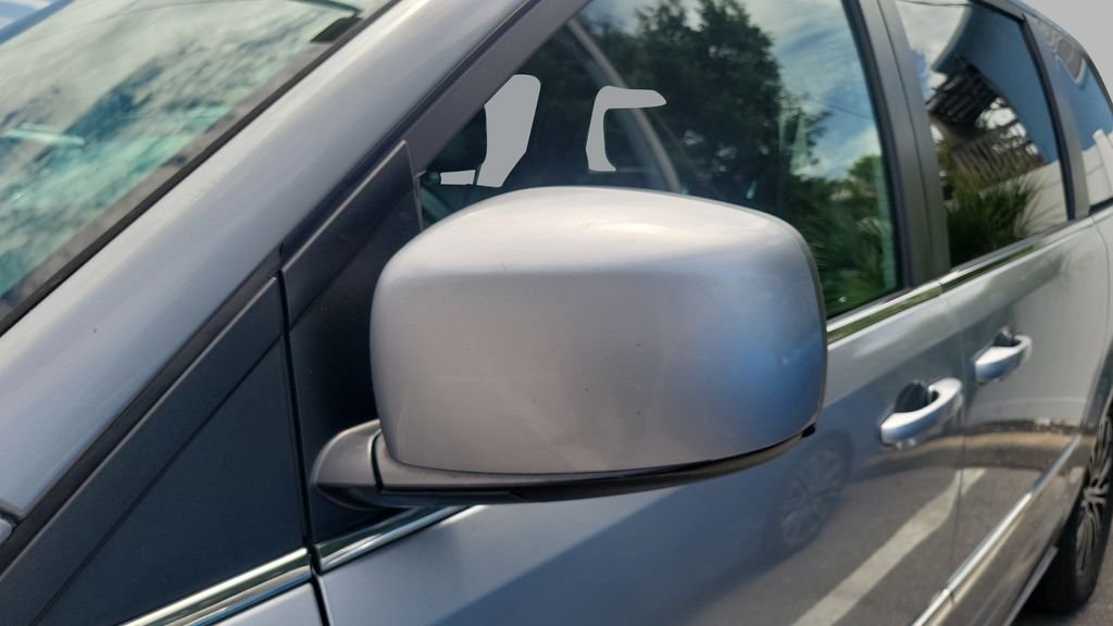 Used 2014 Silver Chrysler S image 3