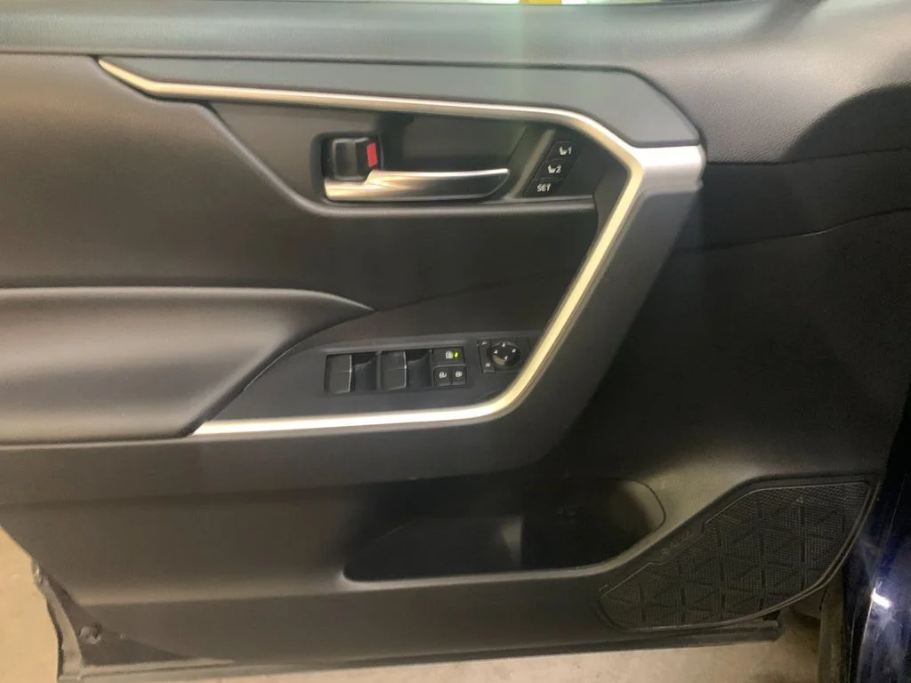 Used 2021  Toyota XLE Premium image 11