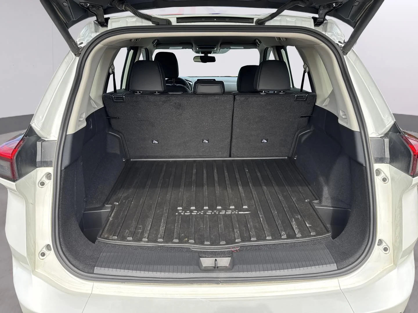 Used 2025 Everest White Pearl Nissan Rock Creek image 30