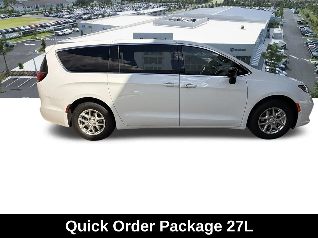 New 2026 Bright White Clear-Coat Exterior Paint Chrysler Select image 3