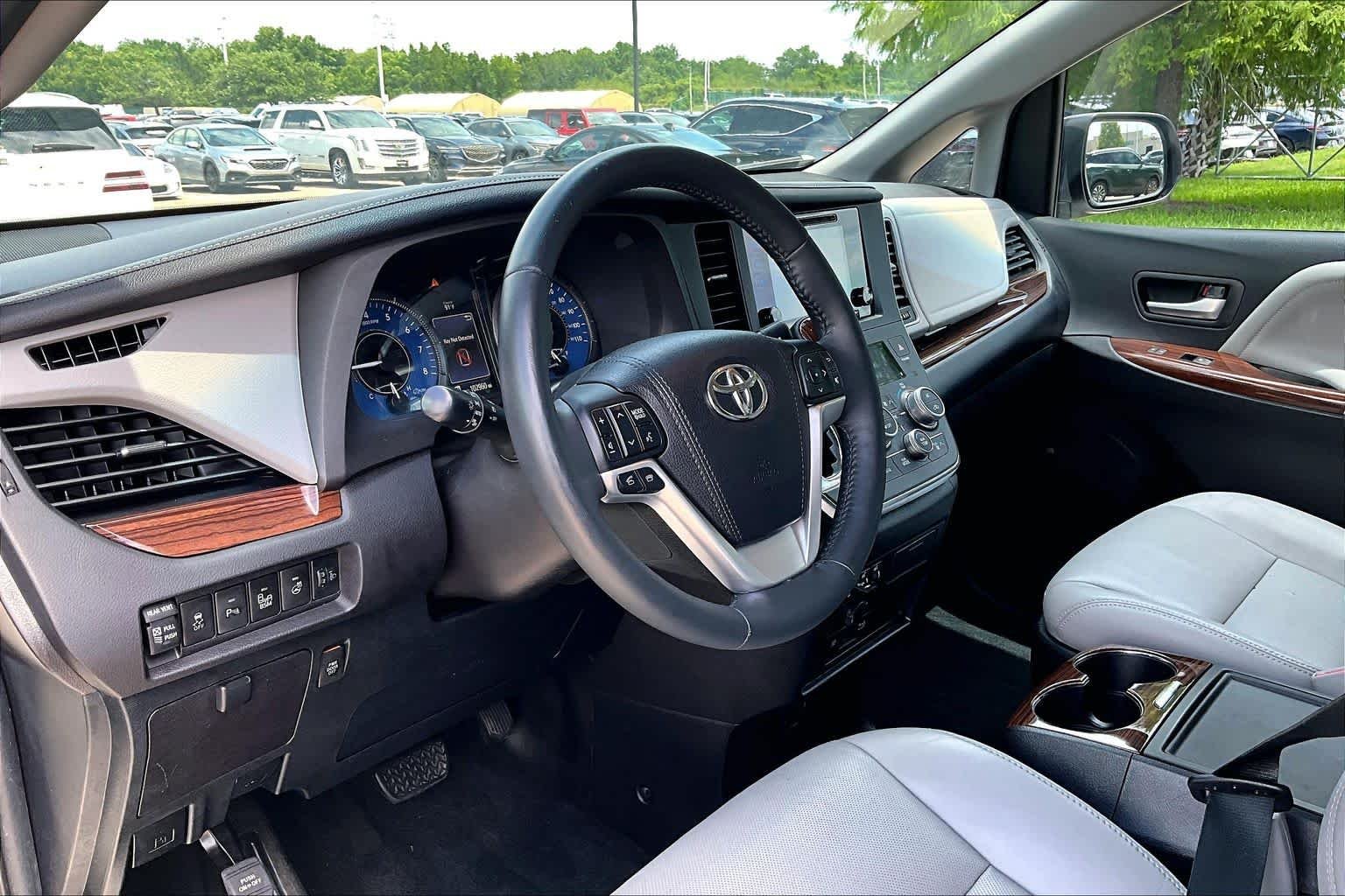 Used 2016 Blizzard Pearl Toyota Ltd Premium image 17