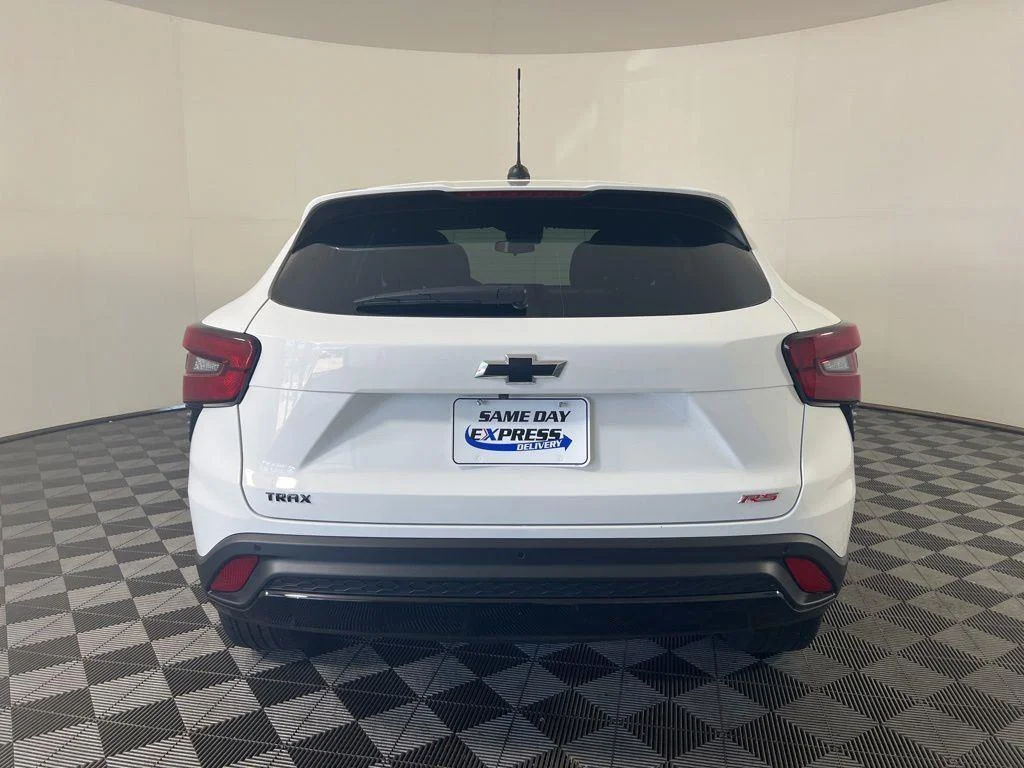 Used 2024 Summit White Chevrolet 1RS image 6